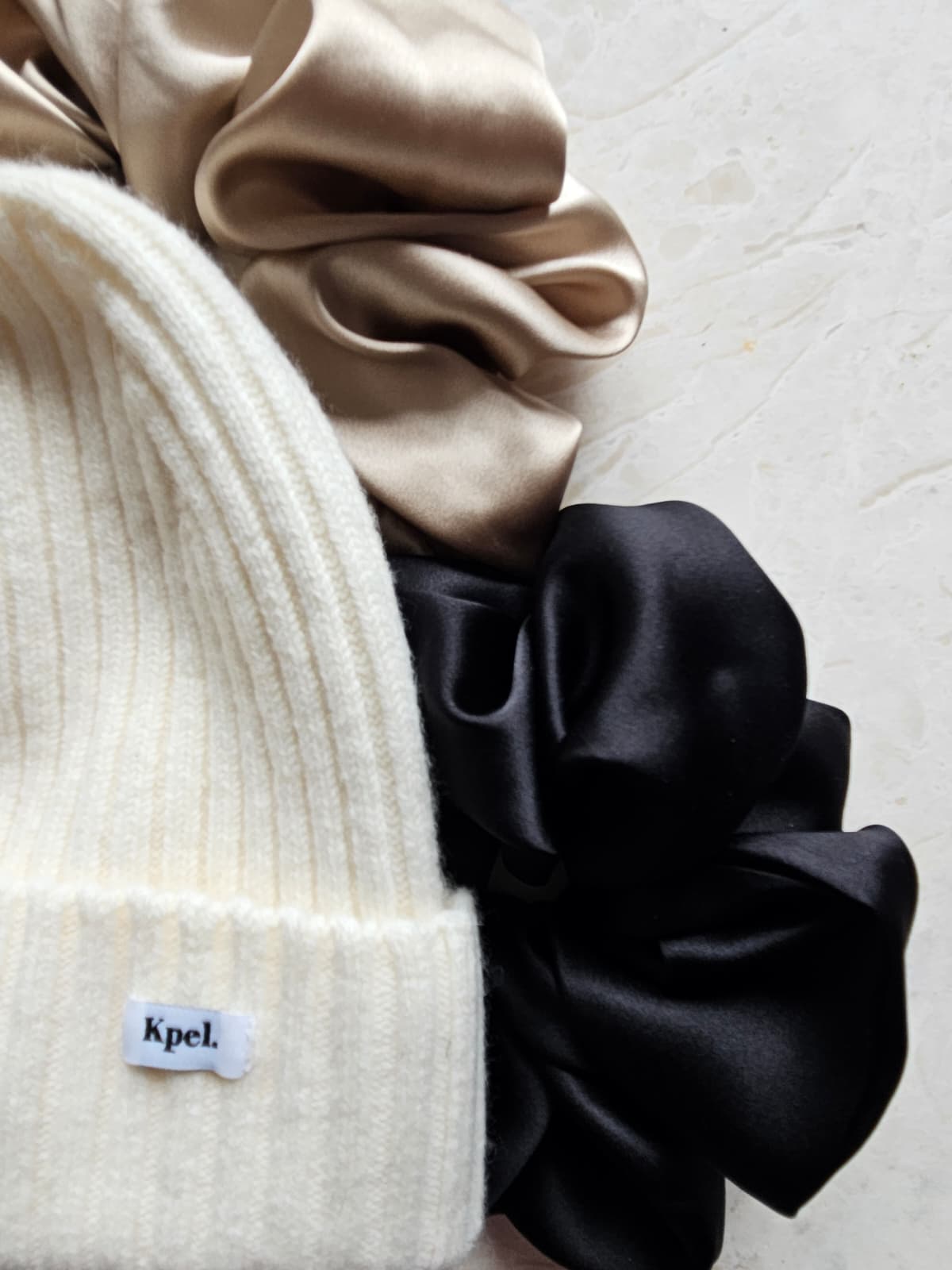 Trio soin absolu- Bonnet en Laine Doublé Soie + 2 Chouchous en Soie